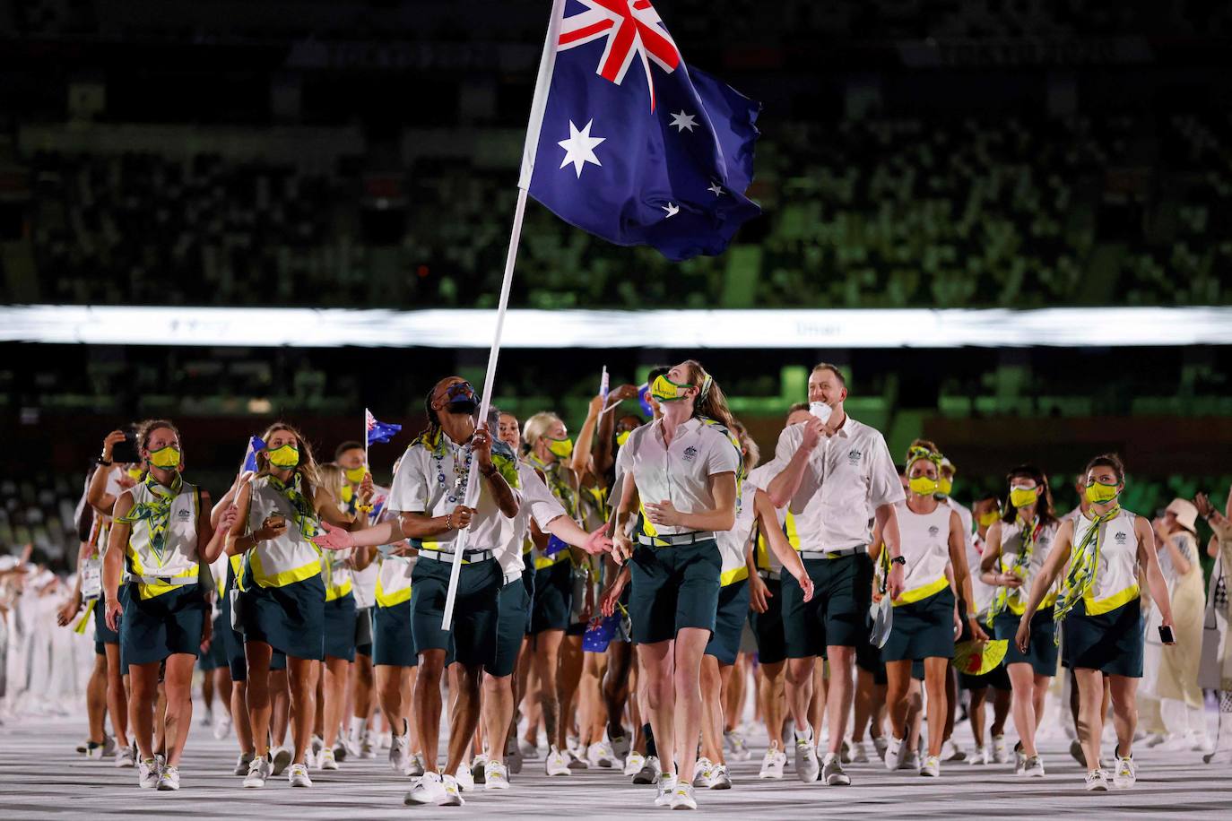 Patty Mills y Cate Campbell, abanderados de Australia, encabezan su delegación mientras desfilan durante la ceremonia de inauguración de los Juegos Olímpicos de Tokio 2020. 