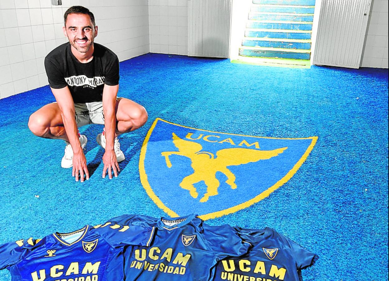 Viti, este jueves en La Condomina, posando con las nuevas camisetas del UCAM CF. 