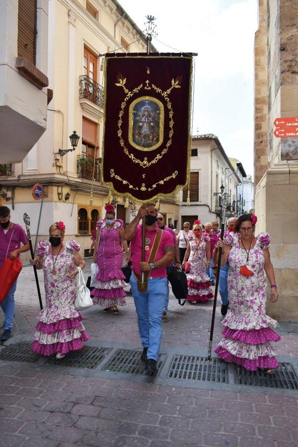 Un grupo de peregrinos de Las Gabias (Granada) llegó en la tarde del pasado domingo a la basílica de la Vera Cruz de Caravaca. Tras tres años sin poder postrarse ante la Sagrada Reliquia han retomado la tradición de peregrinar a Caravaca que iniciaron hace casi 20 años. El coro rociero se encargó de acompañar con sus cantos a los peregrinos. Al finalizar la ecuaristía, hubo intercambio de regalos entre los peregrinos y la Cofradía de la Vera Cruz. 