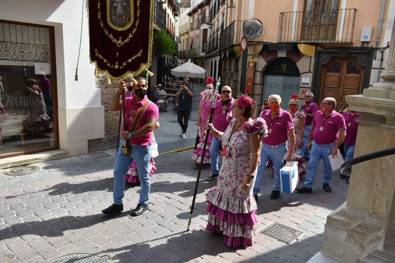 Un grupo de peregrinos de Las Gabias (Granada) llegó en la tarde del pasado domingo a la basílica de la Vera Cruz de Caravaca. Tras tres años sin poder postrarse ante la Sagrada Reliquia han retomado la tradición de peregrinar a Caravaca que iniciaron hace casi 20 años. El coro rociero se encargó de acompañar con sus cantos a los peregrinos. Al finalizar la ecuaristía, hubo intercambio de regalos entre los peregrinos y la Cofradía de la Vera Cruz. 