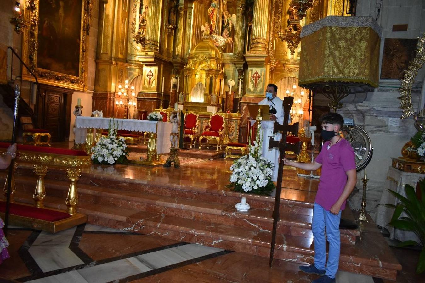 Un grupo de peregrinos de Las Gabias (Granada) llegó en la tarde del pasado domingo a la basílica de la Vera Cruz de Caravaca. Tras tres años sin poder postrarse ante la Sagrada Reliquia han retomado la tradición de peregrinar a Caravaca que iniciaron hace casi 20 años. El coro rociero se encargó de acompañar con sus cantos a los peregrinos. Al finalizar la ecuaristía, hubo intercambio de regalos entre los peregrinos y la Cofradía de la Vera Cruz. 