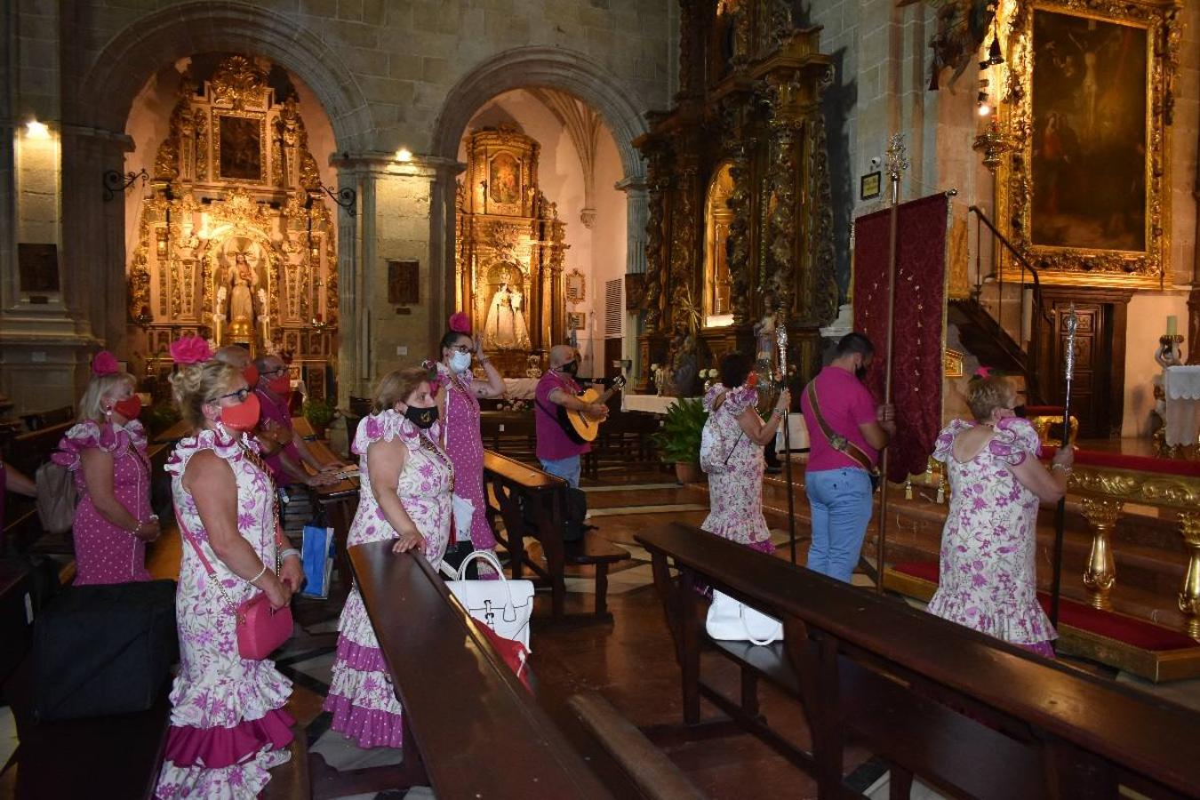 Un grupo de peregrinos de Las Gabias (Granada) llegó en la tarde del pasado domingo a la basílica de la Vera Cruz de Caravaca. Tras tres años sin poder postrarse ante la Sagrada Reliquia han retomado la tradición de peregrinar a Caravaca que iniciaron hace casi 20 años. El coro rociero se encargó de acompañar con sus cantos a los peregrinos. Al finalizar la ecuaristía, hubo intercambio de regalos entre los peregrinos y la Cofradía de la Vera Cruz. 