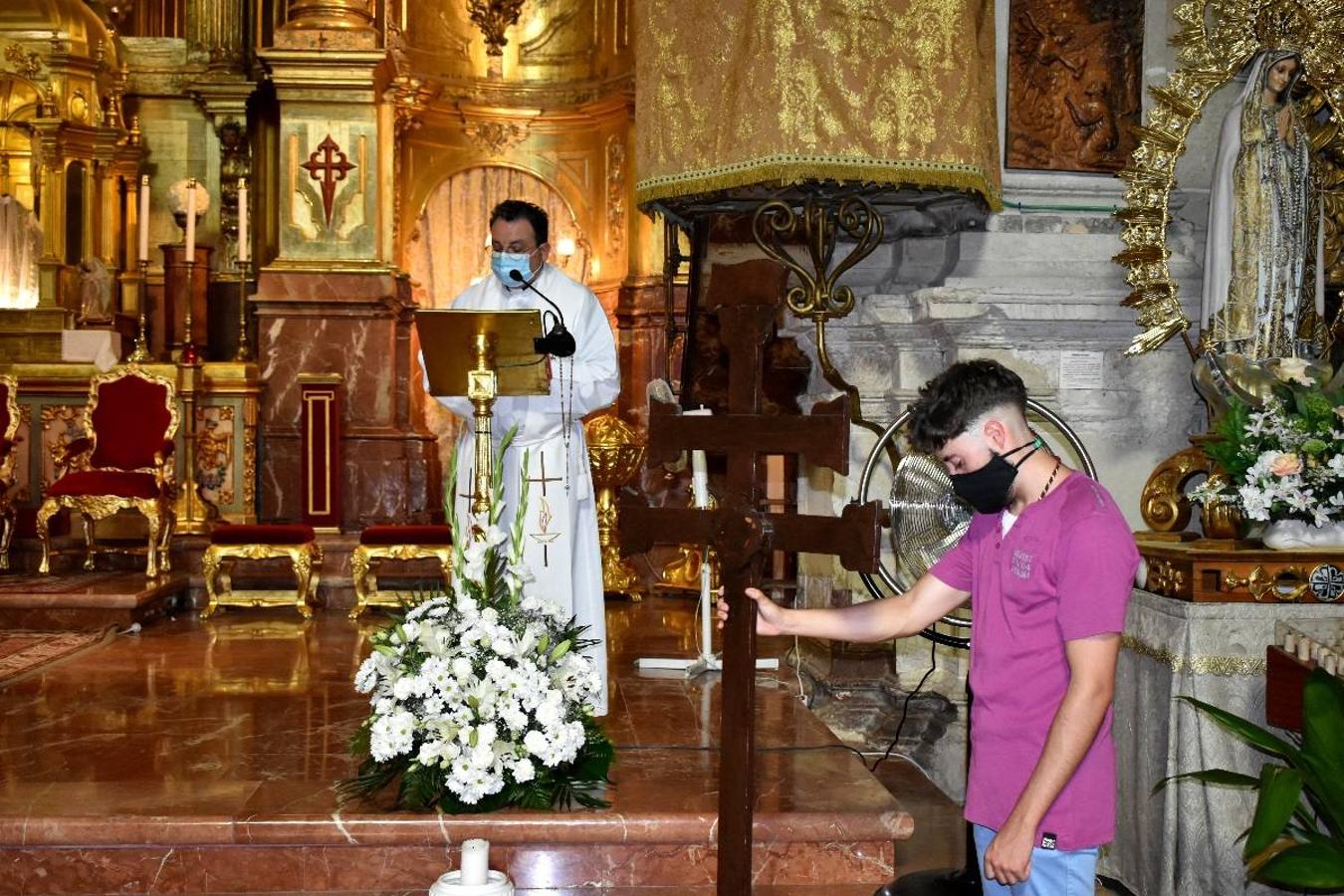 Un grupo de peregrinos de Las Gabias (Granada) llegó en la tarde del pasado domingo a la basílica de la Vera Cruz de Caravaca. Tras tres años sin poder postrarse ante la Sagrada Reliquia han retomado la tradición de peregrinar a Caravaca que iniciaron hace casi 20 años. El coro rociero se encargó de acompañar con sus cantos a los peregrinos. Al finalizar la ecuaristía, hubo intercambio de regalos entre los peregrinos y la Cofradía de la Vera Cruz. 