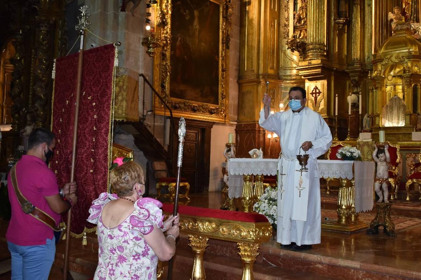 Un grupo de peregrinos de Las Gabias (Granada) llegó en la tarde del pasado domingo a la basílica de la Vera Cruz de Caravaca. Tras tres años sin poder postrarse ante la Sagrada Reliquia han retomado la tradición de peregrinar a Caravaca que iniciaron hace casi 20 años. El coro rociero se encargó de acompañar con sus cantos a los peregrinos. Al finalizar la ecuaristía, hubo intercambio de regalos entre los peregrinos y la Cofradía de la Vera Cruz. 