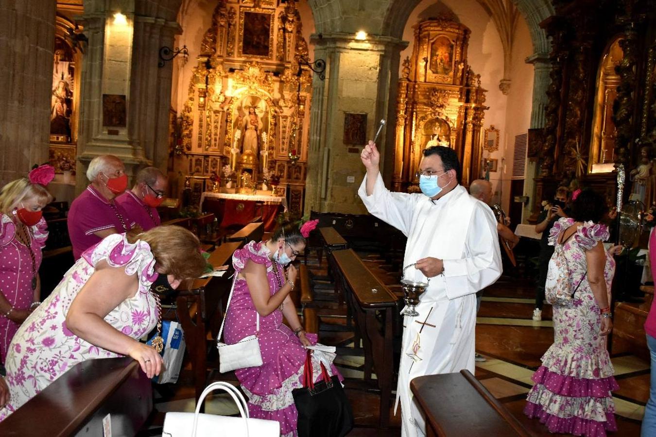 Un grupo de peregrinos de Las Gabias (Granada) llegó en la tarde del pasado domingo a la basílica de la Vera Cruz de Caravaca. Tras tres años sin poder postrarse ante la Sagrada Reliquia han retomado la tradición de peregrinar a Caravaca que iniciaron hace casi 20 años. El coro rociero se encargó de acompañar con sus cantos a los peregrinos. Al finalizar la ecuaristía, hubo intercambio de regalos entre los peregrinos y la Cofradía de la Vera Cruz. 