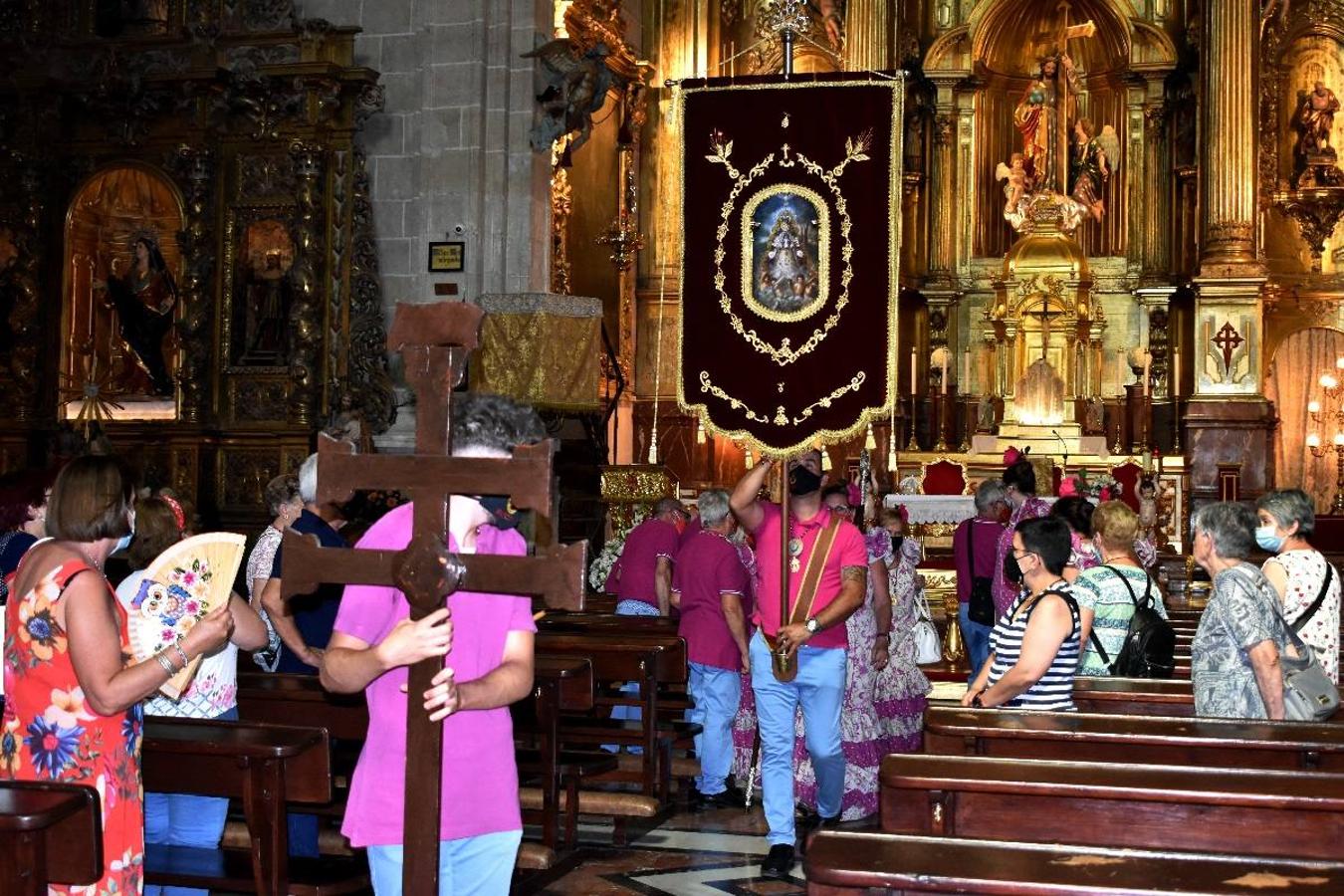 Un grupo de peregrinos de Las Gabias (Granada) llegó en la tarde del pasado domingo a la basílica de la Vera Cruz de Caravaca. Tras tres años sin poder postrarse ante la Sagrada Reliquia han retomado la tradición de peregrinar a Caravaca que iniciaron hace casi 20 años. El coro rociero se encargó de acompañar con sus cantos a los peregrinos. Al finalizar la ecuaristía, hubo intercambio de regalos entre los peregrinos y la Cofradía de la Vera Cruz. 