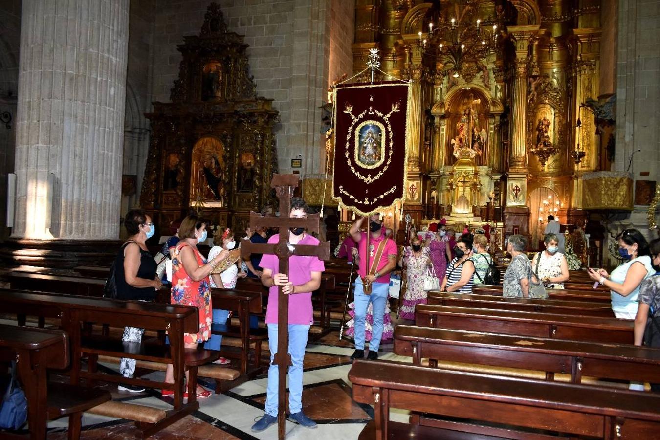 Un grupo de peregrinos de Las Gabias (Granada) llegó en la tarde del pasado domingo a la basílica de la Vera Cruz de Caravaca. Tras tres años sin poder postrarse ante la Sagrada Reliquia han retomado la tradición de peregrinar a Caravaca que iniciaron hace casi 20 años. El coro rociero se encargó de acompañar con sus cantos a los peregrinos. Al finalizar la ecuaristía, hubo intercambio de regalos entre los peregrinos y la Cofradía de la Vera Cruz. 