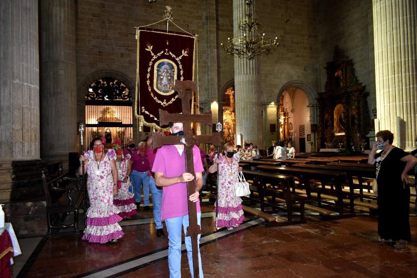 Un grupo de peregrinos de Las Gabias (Granada) llegó en la tarde del pasado domingo a la basílica de la Vera Cruz de Caravaca. Tras tres años sin poder postrarse ante la Sagrada Reliquia han retomado la tradición de peregrinar a Caravaca que iniciaron hace casi 20 años. El coro rociero se encargó de acompañar con sus cantos a los peregrinos. Al finalizar la ecuaristía, hubo intercambio de regalos entre los peregrinos y la Cofradía de la Vera Cruz. 