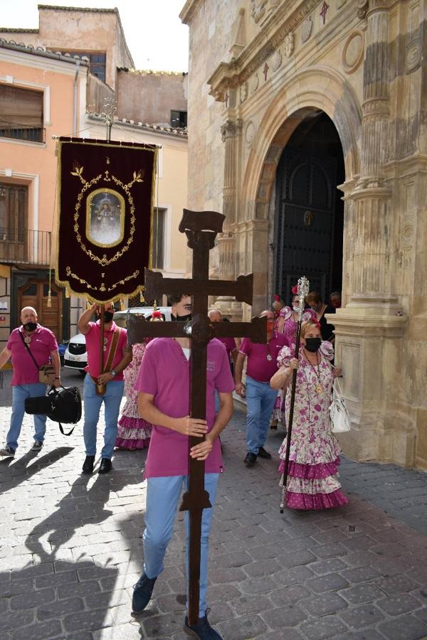 Un grupo de peregrinos de Las Gabias (Granada) llegó en la tarde del pasado domingo a la basílica de la Vera Cruz de Caravaca. Tras tres años sin poder postrarse ante la Sagrada Reliquia han retomado la tradición de peregrinar a Caravaca que iniciaron hace casi 20 años. El coro rociero se encargó de acompañar con sus cantos a los peregrinos. Al finalizar la ecuaristía, hubo intercambio de regalos entre los peregrinos y la Cofradía de la Vera Cruz. 