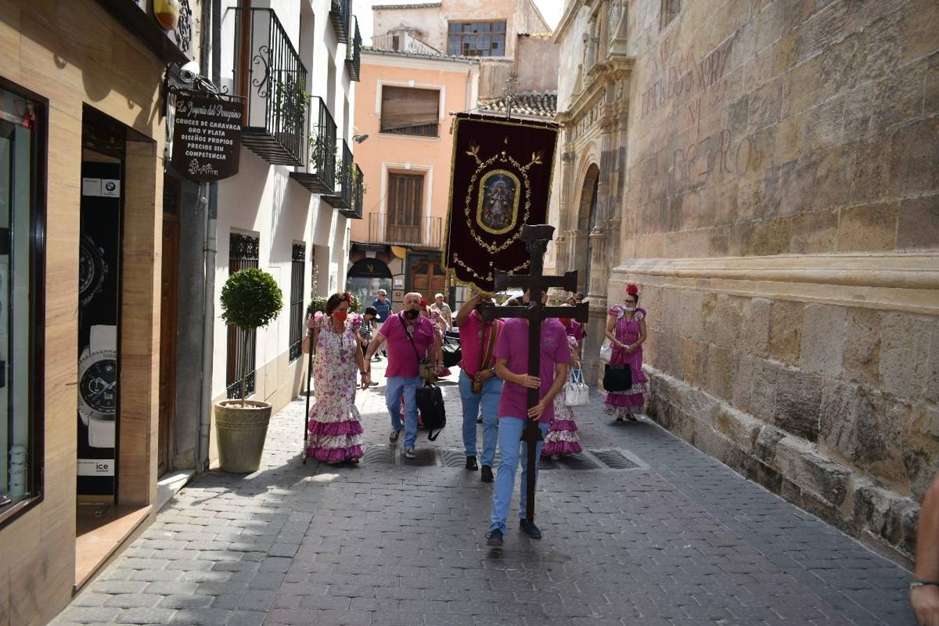 Un grupo de peregrinos de Las Gabias (Granada) llegó en la tarde del pasado domingo a la basílica de la Vera Cruz de Caravaca. Tras tres años sin poder postrarse ante la Sagrada Reliquia han retomado la tradición de peregrinar a Caravaca que iniciaron hace casi 20 años. El coro rociero se encargó de acompañar con sus cantos a los peregrinos. Al finalizar la ecuaristía, hubo intercambio de regalos entre los peregrinos y la Cofradía de la Vera Cruz. 