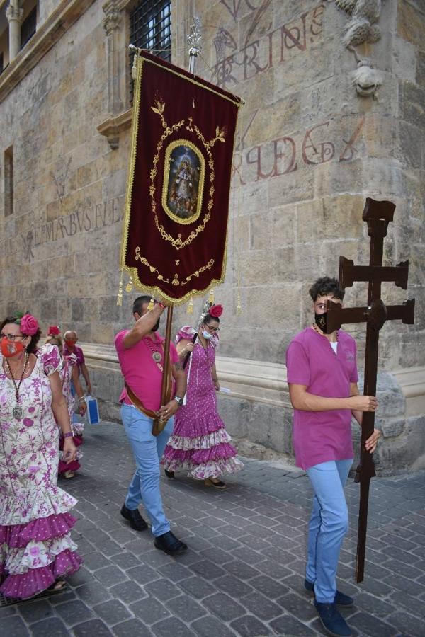 Un grupo de peregrinos de Las Gabias (Granada) llegó en la tarde del pasado domingo a la basílica de la Vera Cruz de Caravaca. Tras tres años sin poder postrarse ante la Sagrada Reliquia han retomado la tradición de peregrinar a Caravaca que iniciaron hace casi 20 años. El coro rociero se encargó de acompañar con sus cantos a los peregrinos. Al finalizar la ecuaristía, hubo intercambio de regalos entre los peregrinos y la Cofradía de la Vera Cruz. 