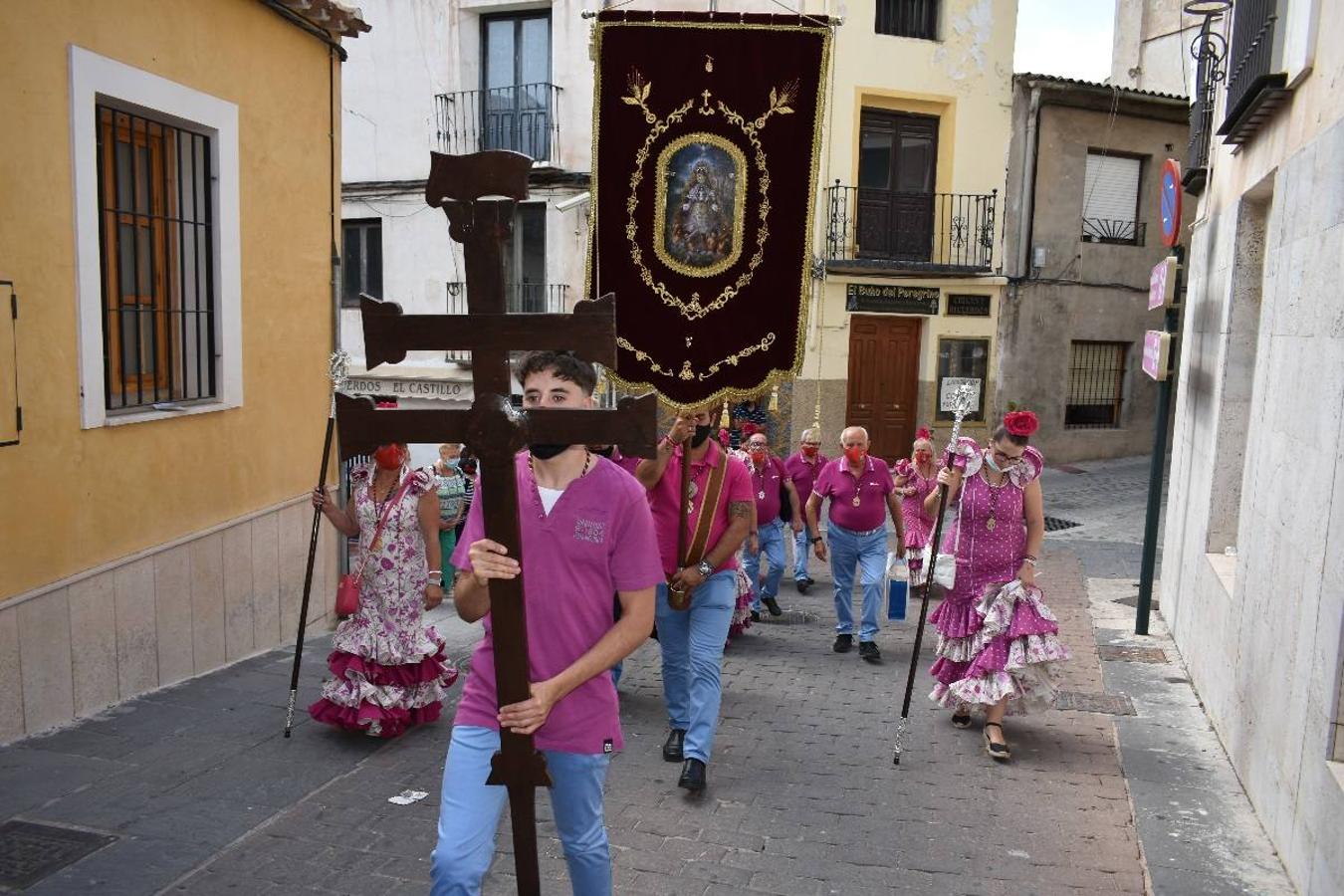 Un grupo de peregrinos de Las Gabias (Granada) llegó en la tarde del pasado domingo a la basílica de la Vera Cruz de Caravaca. Tras tres años sin poder postrarse ante la Sagrada Reliquia han retomado la tradición de peregrinar a Caravaca que iniciaron hace casi 20 años. El coro rociero se encargó de acompañar con sus cantos a los peregrinos. Al finalizar la ecuaristía, hubo intercambio de regalos entre los peregrinos y la Cofradía de la Vera Cruz. 