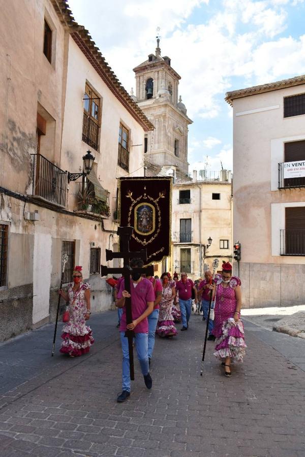 Un grupo de peregrinos de Las Gabias (Granada) llegó en la tarde del pasado domingo a la basílica de la Vera Cruz de Caravaca. Tras tres años sin poder postrarse ante la Sagrada Reliquia han retomado la tradición de peregrinar a Caravaca que iniciaron hace casi 20 años. El coro rociero se encargó de acompañar con sus cantos a los peregrinos. Al finalizar la ecuaristía, hubo intercambio de regalos entre los peregrinos y la Cofradía de la Vera Cruz. 