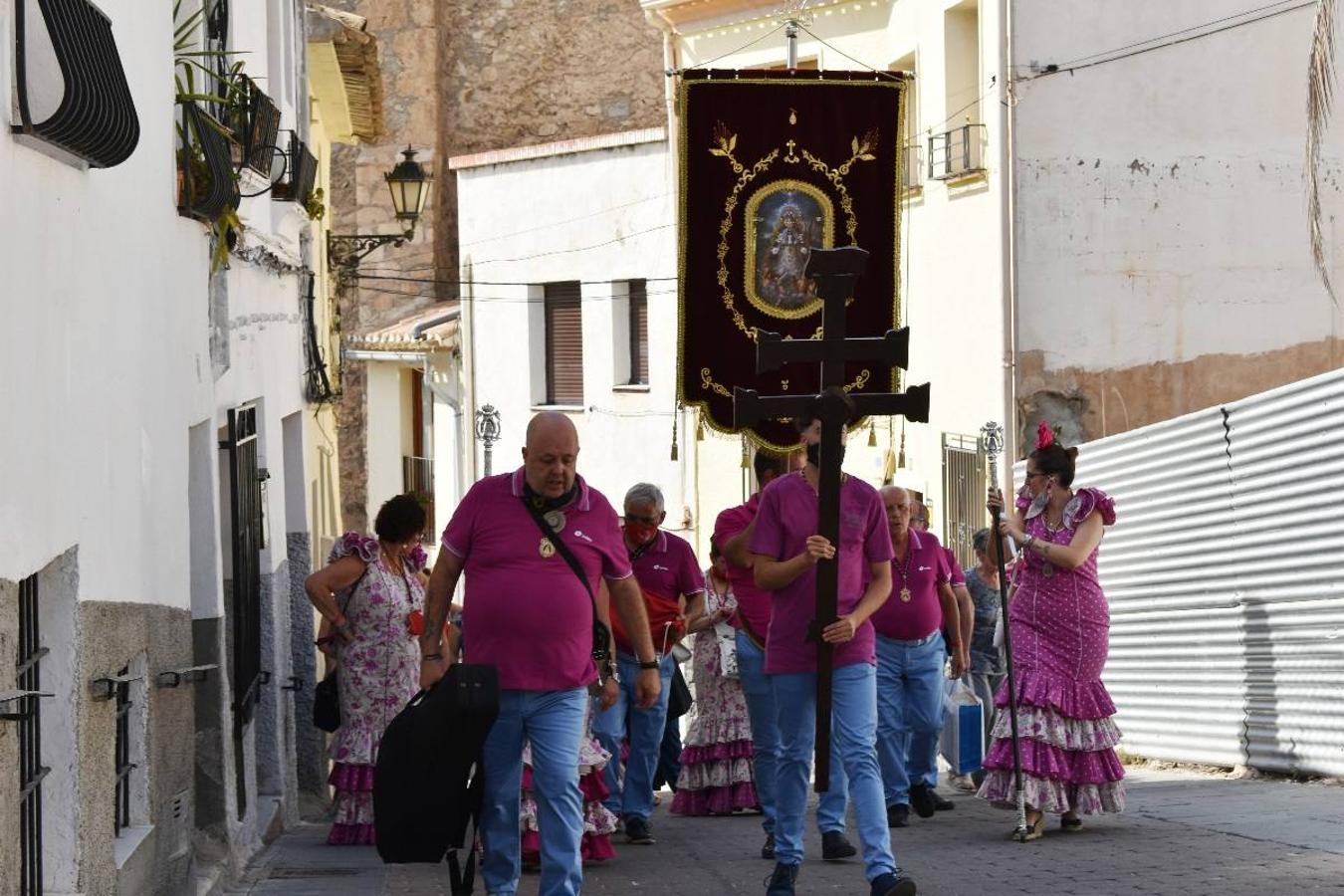 Un grupo de peregrinos de Las Gabias (Granada) llegó en la tarde del pasado domingo a la basílica de la Vera Cruz de Caravaca. Tras tres años sin poder postrarse ante la Sagrada Reliquia han retomado la tradición de peregrinar a Caravaca que iniciaron hace casi 20 años. El coro rociero se encargó de acompañar con sus cantos a los peregrinos. Al finalizar la ecuaristía, hubo intercambio de regalos entre los peregrinos y la Cofradía de la Vera Cruz. 