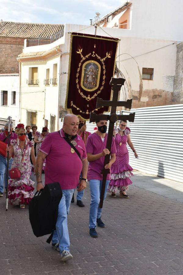 Un grupo de peregrinos de Las Gabias (Granada) llegó en la tarde del pasado domingo a la basílica de la Vera Cruz de Caravaca. Tras tres años sin poder postrarse ante la Sagrada Reliquia han retomado la tradición de peregrinar a Caravaca que iniciaron hace casi 20 años. El coro rociero se encargó de acompañar con sus cantos a los peregrinos. Al finalizar la ecuaristía, hubo intercambio de regalos entre los peregrinos y la Cofradía de la Vera Cruz. 