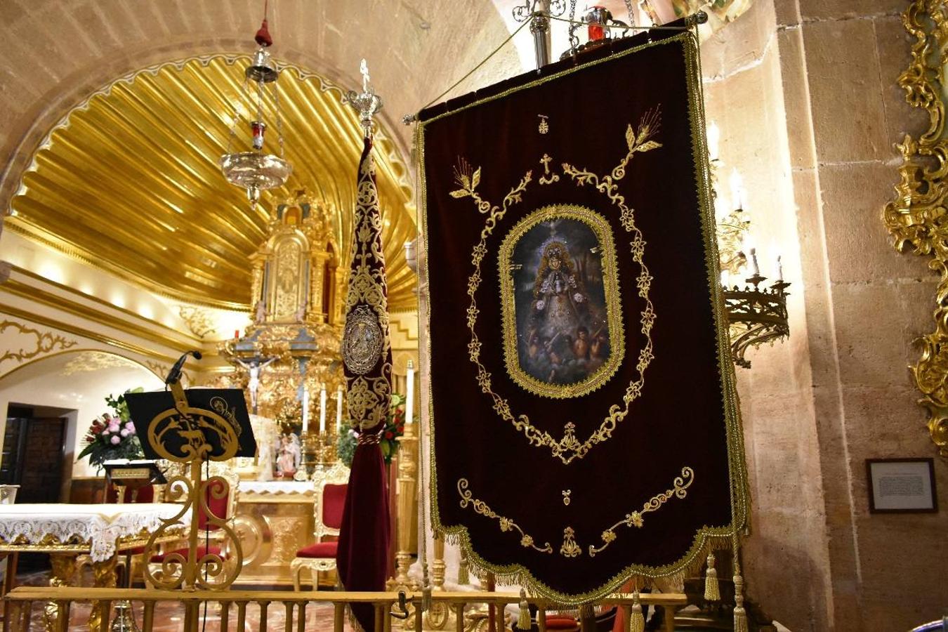 Un grupo de peregrinos de Las Gabias (Granada) llegó en la tarde del pasado domingo a la basílica de la Vera Cruz de Caravaca. Tras tres años sin poder postrarse ante la Sagrada Reliquia han retomado la tradición de peregrinar a Caravaca que iniciaron hace casi 20 años. El coro rociero se encargó de acompañar con sus cantos a los peregrinos. Al finalizar la ecuaristía, hubo intercambio de regalos entre los peregrinos y la Cofradía de la Vera Cruz. 