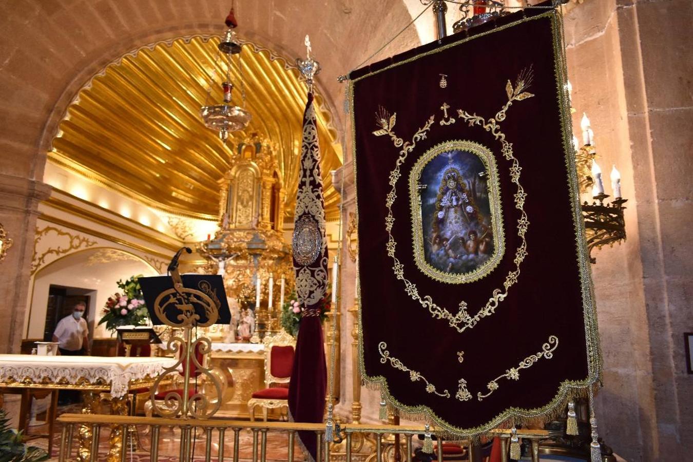 Un grupo de peregrinos de Las Gabias (Granada) llegó en la tarde del pasado domingo a la basílica de la Vera Cruz de Caravaca. Tras tres años sin poder postrarse ante la Sagrada Reliquia han retomado la tradición de peregrinar a Caravaca que iniciaron hace casi 20 años. El coro rociero se encargó de acompañar con sus cantos a los peregrinos. Al finalizar la ecuaristía, hubo intercambio de regalos entre los peregrinos y la Cofradía de la Vera Cruz. 