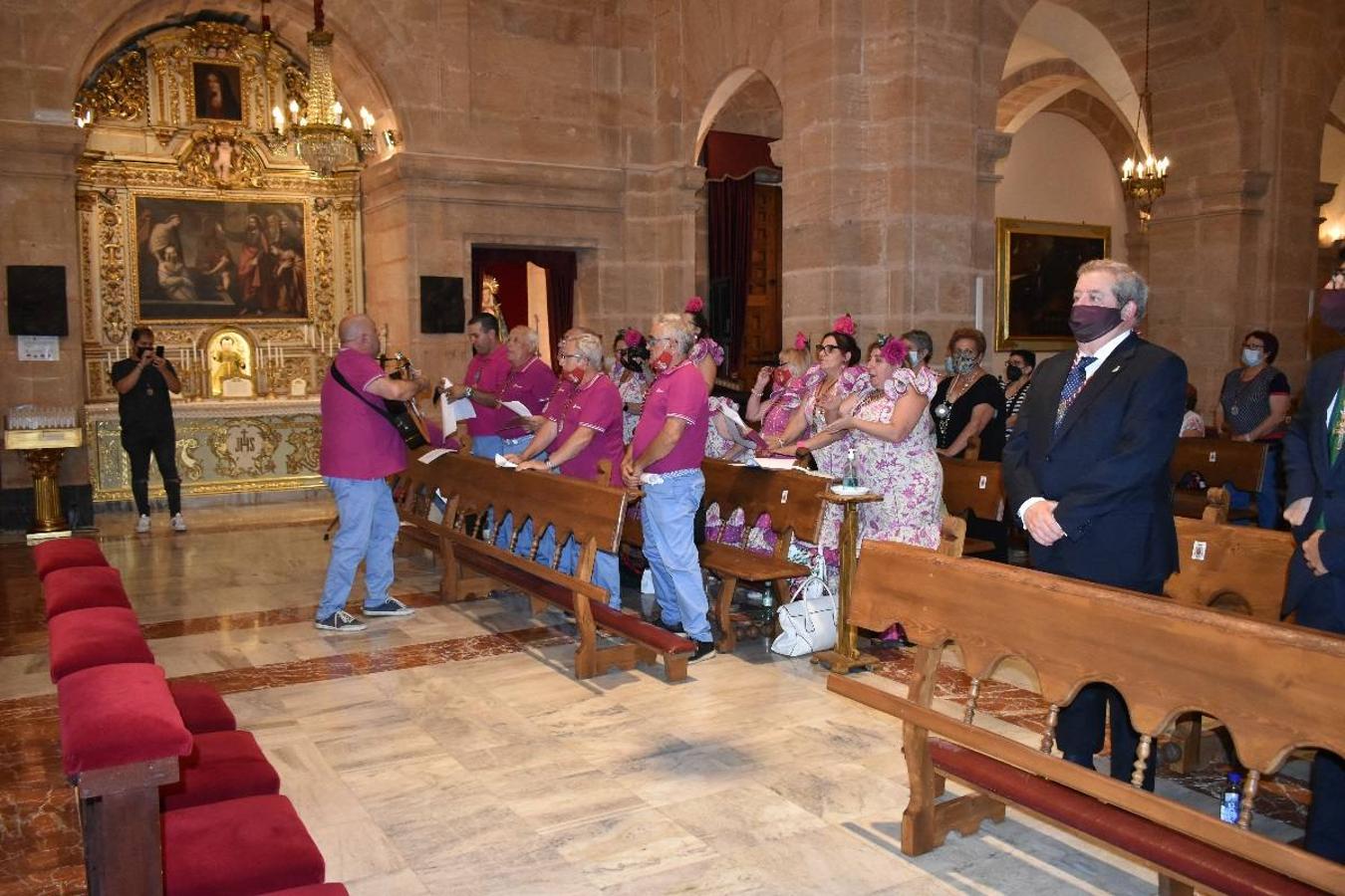 Un grupo de peregrinos de Las Gabias (Granada) llegó en la tarde del pasado domingo a la basílica de la Vera Cruz de Caravaca. Tras tres años sin poder postrarse ante la Sagrada Reliquia han retomado la tradición de peregrinar a Caravaca que iniciaron hace casi 20 años. El coro rociero se encargó de acompañar con sus cantos a los peregrinos. Al finalizar la ecuaristía, hubo intercambio de regalos entre los peregrinos y la Cofradía de la Vera Cruz. 