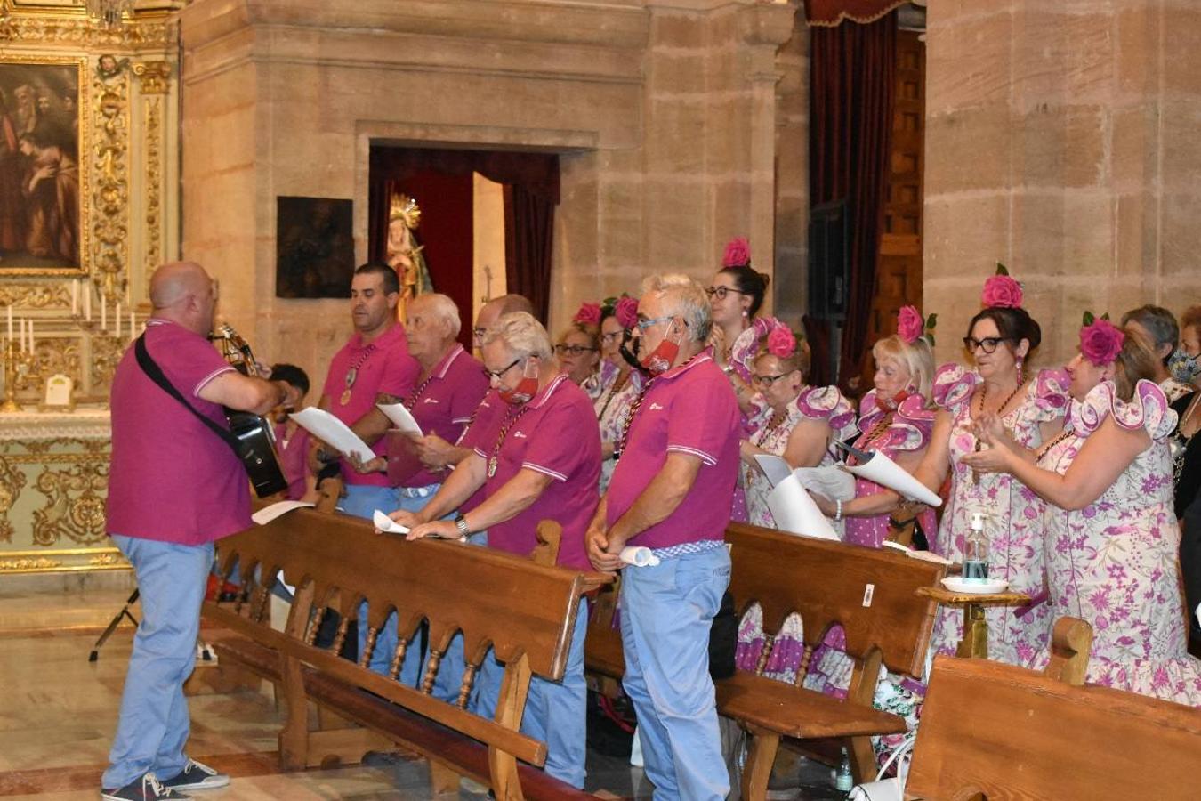 Un grupo de peregrinos de Las Gabias (Granada) llegó en la tarde del pasado domingo a la basílica de la Vera Cruz de Caravaca. Tras tres años sin poder postrarse ante la Sagrada Reliquia han retomado la tradición de peregrinar a Caravaca que iniciaron hace casi 20 años. El coro rociero se encargó de acompañar con sus cantos a los peregrinos. Al finalizar la ecuaristía, hubo intercambio de regalos entre los peregrinos y la Cofradía de la Vera Cruz. 