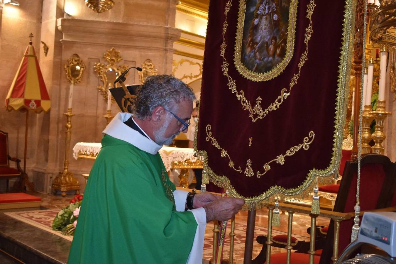 Un grupo de peregrinos de Las Gabias (Granada) llegó en la tarde del pasado domingo a la basílica de la Vera Cruz de Caravaca. Tras tres años sin poder postrarse ante la Sagrada Reliquia han retomado la tradición de peregrinar a Caravaca que iniciaron hace casi 20 años. El coro rociero se encargó de acompañar con sus cantos a los peregrinos. Al finalizar la ecuaristía, hubo intercambio de regalos entre los peregrinos y la Cofradía de la Vera Cruz. 