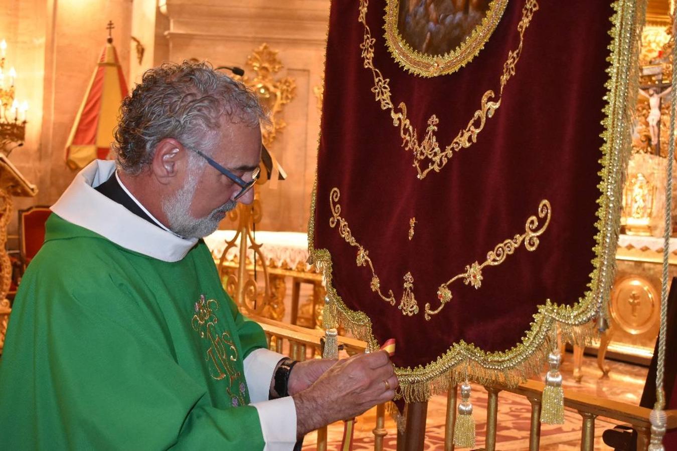 Un grupo de peregrinos de Las Gabias (Granada) llegó en la tarde del pasado domingo a la basílica de la Vera Cruz de Caravaca. Tras tres años sin poder postrarse ante la Sagrada Reliquia han retomado la tradición de peregrinar a Caravaca que iniciaron hace casi 20 años. El coro rociero se encargó de acompañar con sus cantos a los peregrinos. Al finalizar la ecuaristía, hubo intercambio de regalos entre los peregrinos y la Cofradía de la Vera Cruz. 