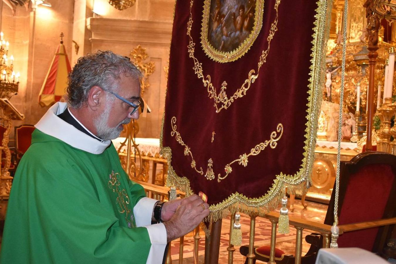 Un grupo de peregrinos de Las Gabias (Granada) llegó en la tarde del pasado domingo a la basílica de la Vera Cruz de Caravaca. Tras tres años sin poder postrarse ante la Sagrada Reliquia han retomado la tradición de peregrinar a Caravaca que iniciaron hace casi 20 años. El coro rociero se encargó de acompañar con sus cantos a los peregrinos. Al finalizar la ecuaristía, hubo intercambio de regalos entre los peregrinos y la Cofradía de la Vera Cruz. 