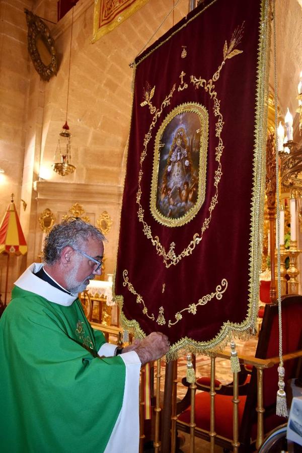 Un grupo de peregrinos de Las Gabias (Granada) llegó en la tarde del pasado domingo a la basílica de la Vera Cruz de Caravaca. Tras tres años sin poder postrarse ante la Sagrada Reliquia han retomado la tradición de peregrinar a Caravaca que iniciaron hace casi 20 años. El coro rociero se encargó de acompañar con sus cantos a los peregrinos. Al finalizar la ecuaristía, hubo intercambio de regalos entre los peregrinos y la Cofradía de la Vera Cruz. 