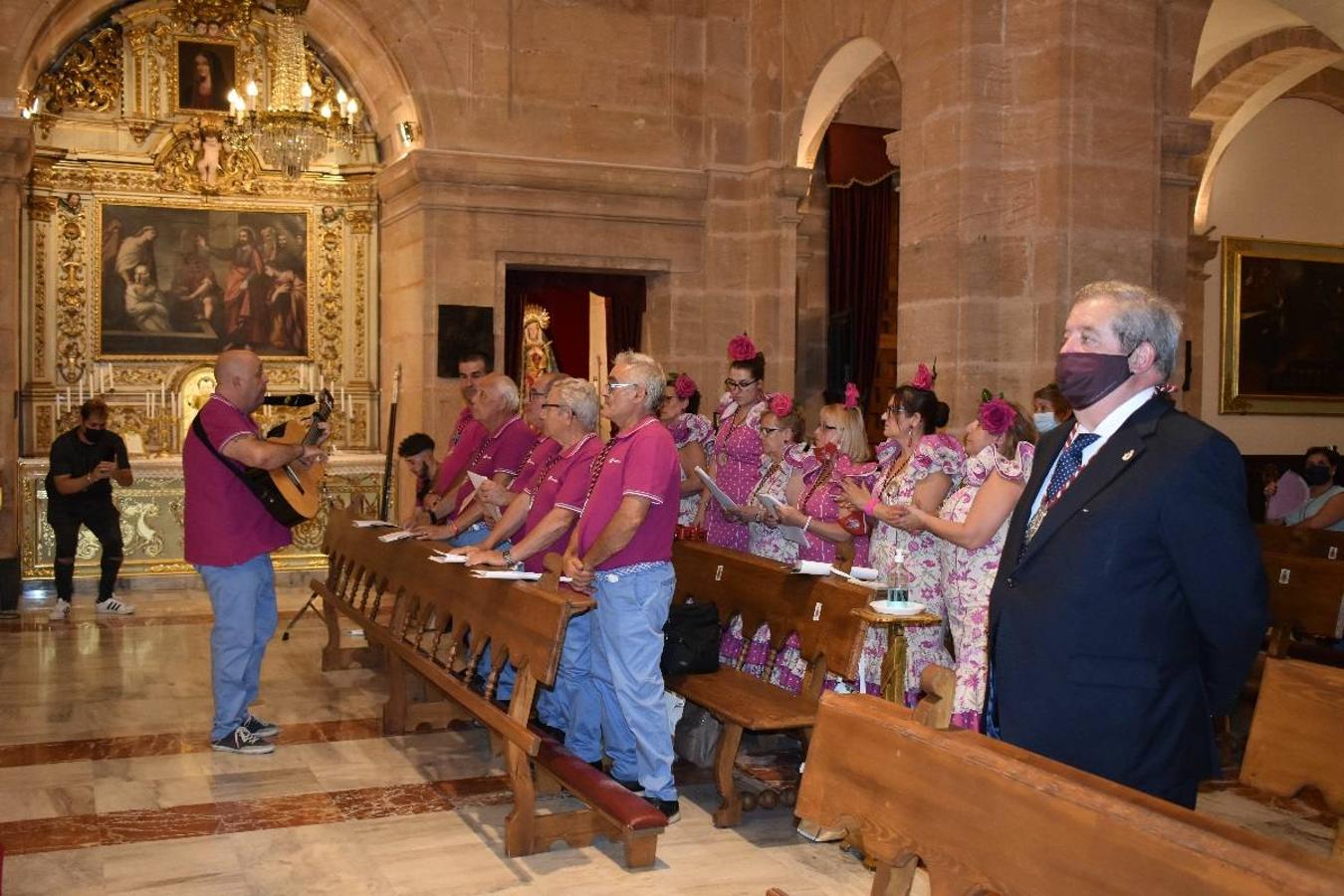 Un grupo de peregrinos de Las Gabias (Granada) llegó en la tarde del pasado domingo a la basílica de la Vera Cruz de Caravaca. Tras tres años sin poder postrarse ante la Sagrada Reliquia han retomado la tradición de peregrinar a Caravaca que iniciaron hace casi 20 años. El coro rociero se encargó de acompañar con sus cantos a los peregrinos. Al finalizar la ecuaristía, hubo intercambio de regalos entre los peregrinos y la Cofradía de la Vera Cruz. 