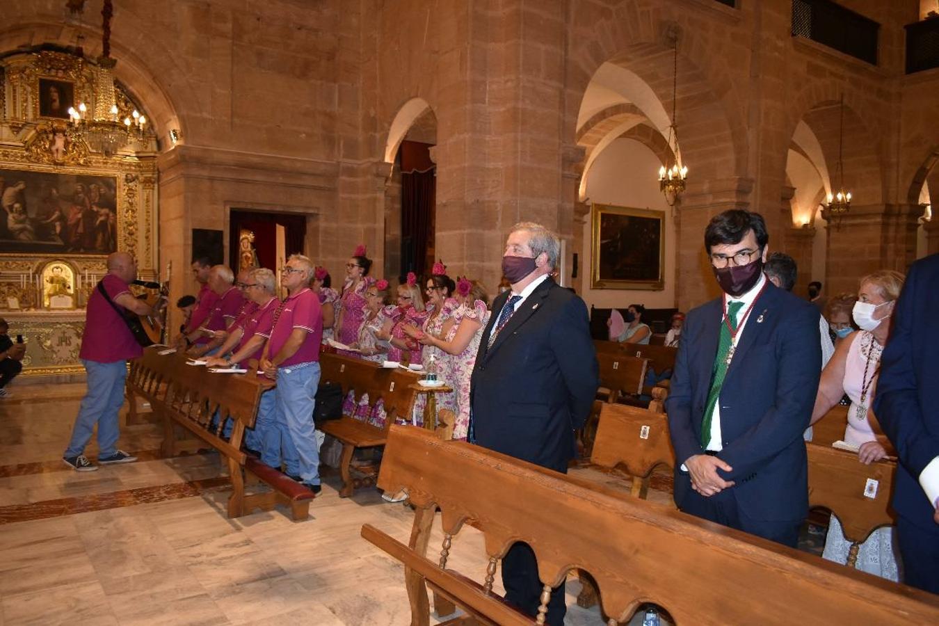 Un grupo de peregrinos de Las Gabias (Granada) llegó en la tarde del pasado domingo a la basílica de la Vera Cruz de Caravaca. Tras tres años sin poder postrarse ante la Sagrada Reliquia han retomado la tradición de peregrinar a Caravaca que iniciaron hace casi 20 años. El coro rociero se encargó de acompañar con sus cantos a los peregrinos. Al finalizar la ecuaristía, hubo intercambio de regalos entre los peregrinos y la Cofradía de la Vera Cruz. 