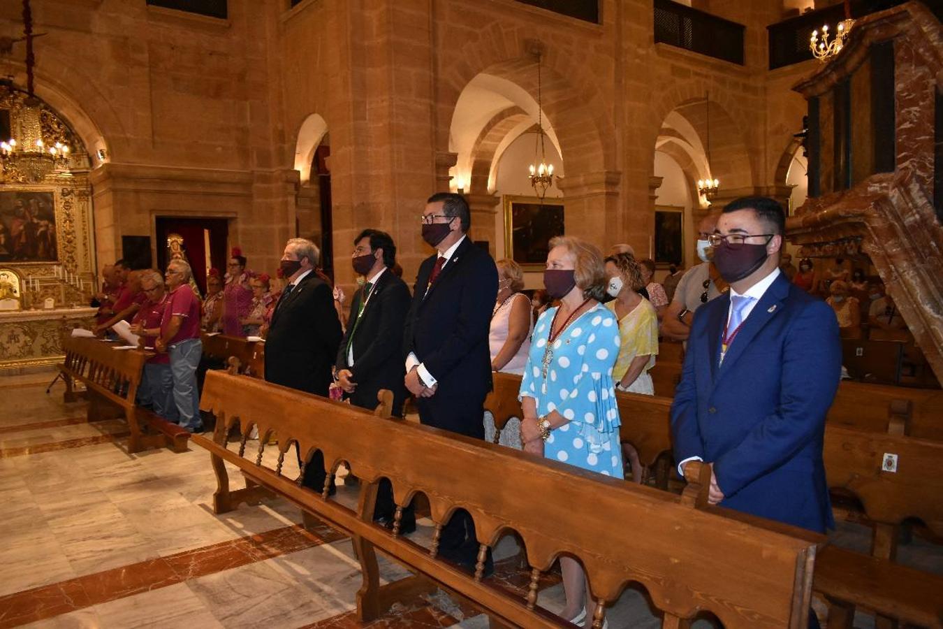 Un grupo de peregrinos de Las Gabias (Granada) llegó en la tarde del pasado domingo a la basílica de la Vera Cruz de Caravaca. Tras tres años sin poder postrarse ante la Sagrada Reliquia han retomado la tradición de peregrinar a Caravaca que iniciaron hace casi 20 años. El coro rociero se encargó de acompañar con sus cantos a los peregrinos. Al finalizar la ecuaristía, hubo intercambio de regalos entre los peregrinos y la Cofradía de la Vera Cruz. 