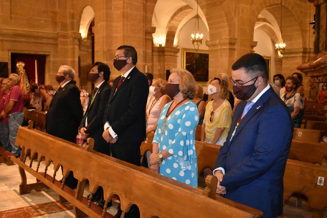 Un grupo de peregrinos de Las Gabias (Granada) llegó en la tarde del pasado domingo a la basílica de la Vera Cruz de Caravaca. Tras tres años sin poder postrarse ante la Sagrada Reliquia han retomado la tradición de peregrinar a Caravaca que iniciaron hace casi 20 años. El coro rociero se encargó de acompañar con sus cantos a los peregrinos. Al finalizar la ecuaristía, hubo intercambio de regalos entre los peregrinos y la Cofradía de la Vera Cruz. 