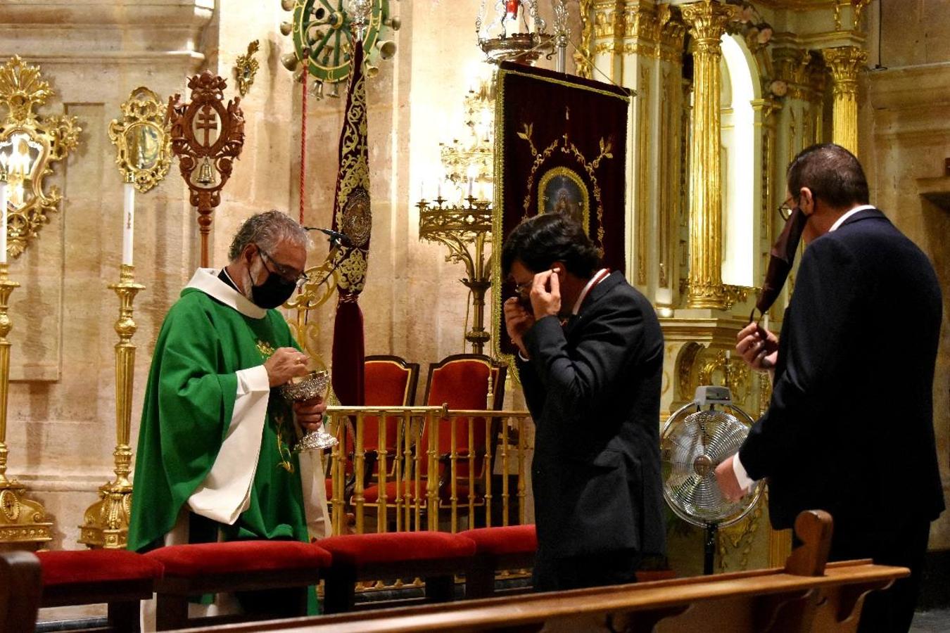 Un grupo de peregrinos de Las Gabias (Granada) llegó en la tarde del pasado domingo a la basílica de la Vera Cruz de Caravaca. Tras tres años sin poder postrarse ante la Sagrada Reliquia han retomado la tradición de peregrinar a Caravaca que iniciaron hace casi 20 años. El coro rociero se encargó de acompañar con sus cantos a los peregrinos. Al finalizar la ecuaristía, hubo intercambio de regalos entre los peregrinos y la Cofradía de la Vera Cruz. 