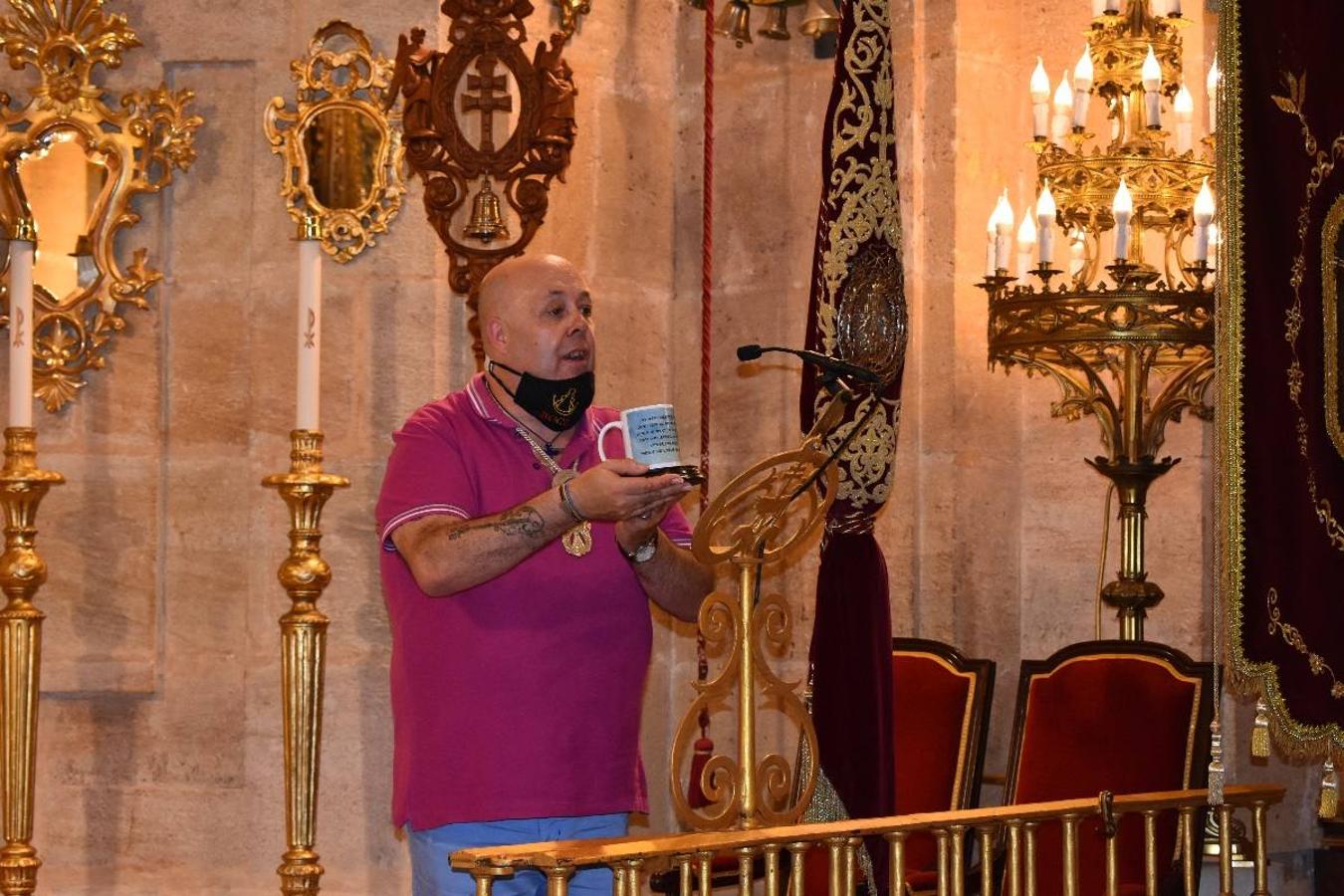 Un grupo de peregrinos de Las Gabias (Granada) llegó en la tarde del pasado domingo a la basílica de la Vera Cruz de Caravaca. Tras tres años sin poder postrarse ante la Sagrada Reliquia han retomado la tradición de peregrinar a Caravaca que iniciaron hace casi 20 años. El coro rociero se encargó de acompañar con sus cantos a los peregrinos. Al finalizar la ecuaristía, hubo intercambio de regalos entre los peregrinos y la Cofradía de la Vera Cruz. 