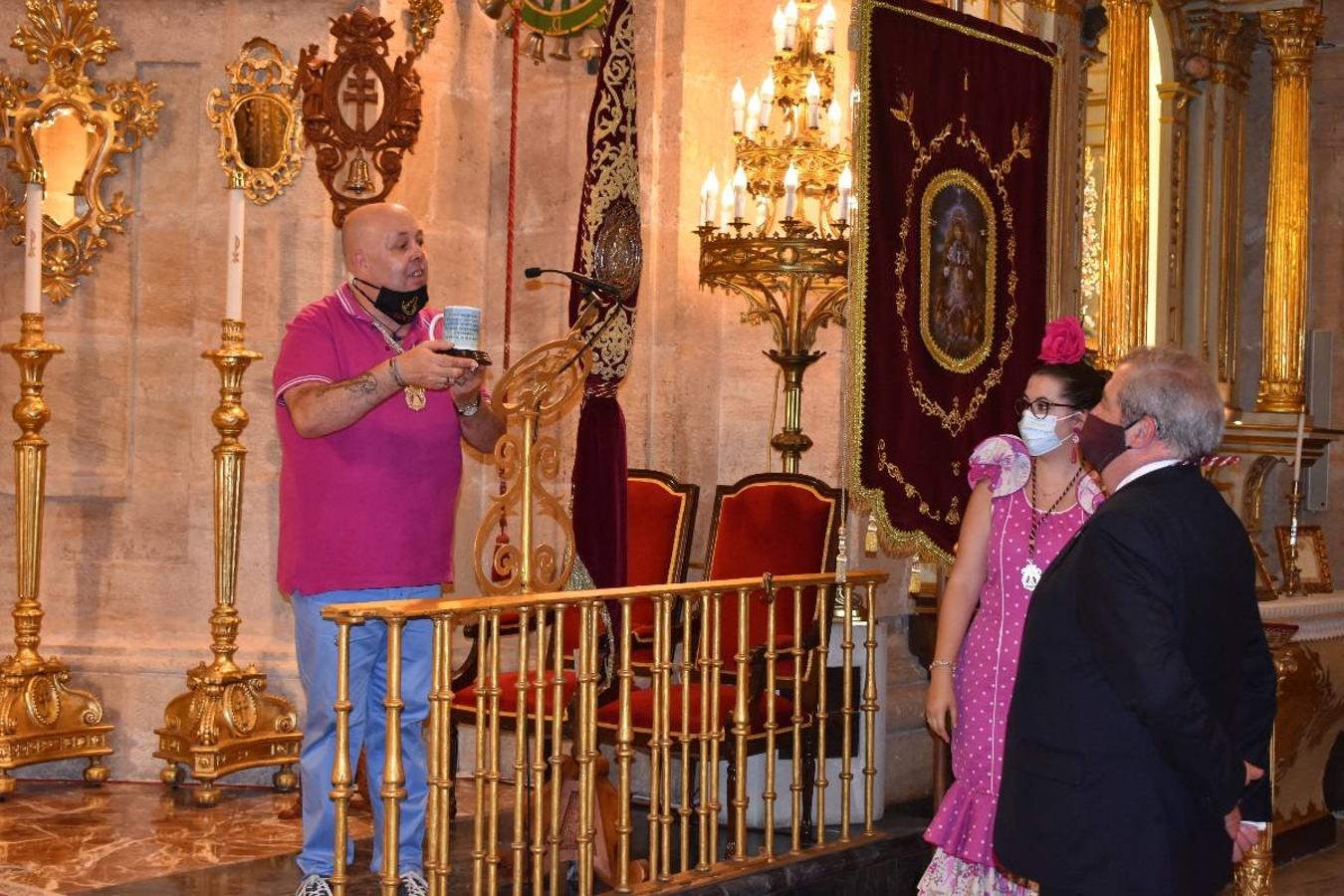 Un grupo de peregrinos de Las Gabias (Granada) llegó en la tarde del pasado domingo a la basílica de la Vera Cruz de Caravaca. Tras tres años sin poder postrarse ante la Sagrada Reliquia han retomado la tradición de peregrinar a Caravaca que iniciaron hace casi 20 años. El coro rociero se encargó de acompañar con sus cantos a los peregrinos. Al finalizar la ecuaristía, hubo intercambio de regalos entre los peregrinos y la Cofradía de la Vera Cruz. 