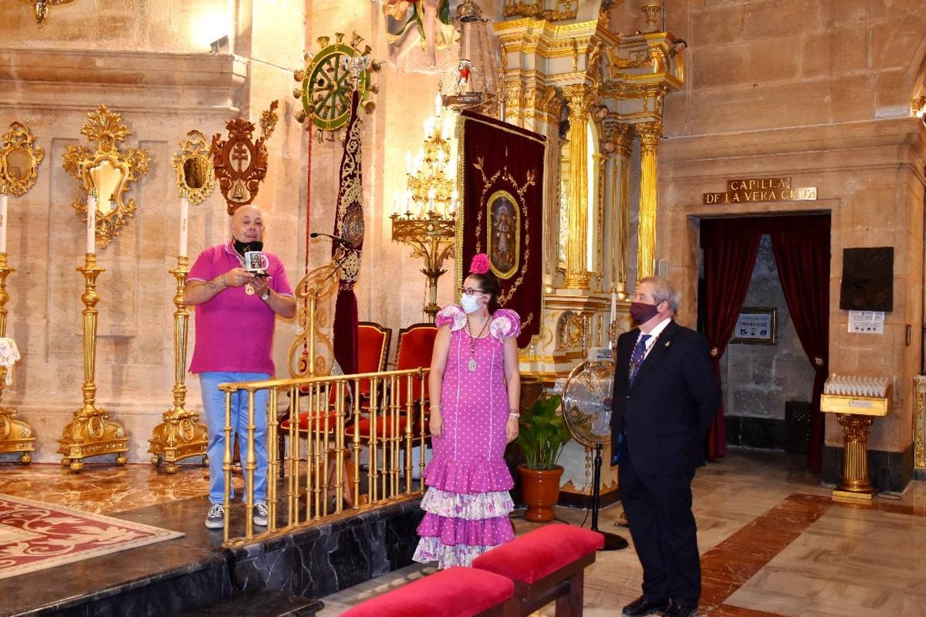 Un grupo de peregrinos de Las Gabias (Granada) llegó en la tarde del pasado domingo a la basílica de la Vera Cruz de Caravaca. Tras tres años sin poder postrarse ante la Sagrada Reliquia han retomado la tradición de peregrinar a Caravaca que iniciaron hace casi 20 años. El coro rociero se encargó de acompañar con sus cantos a los peregrinos. Al finalizar la ecuaristía, hubo intercambio de regalos entre los peregrinos y la Cofradía de la Vera Cruz. 