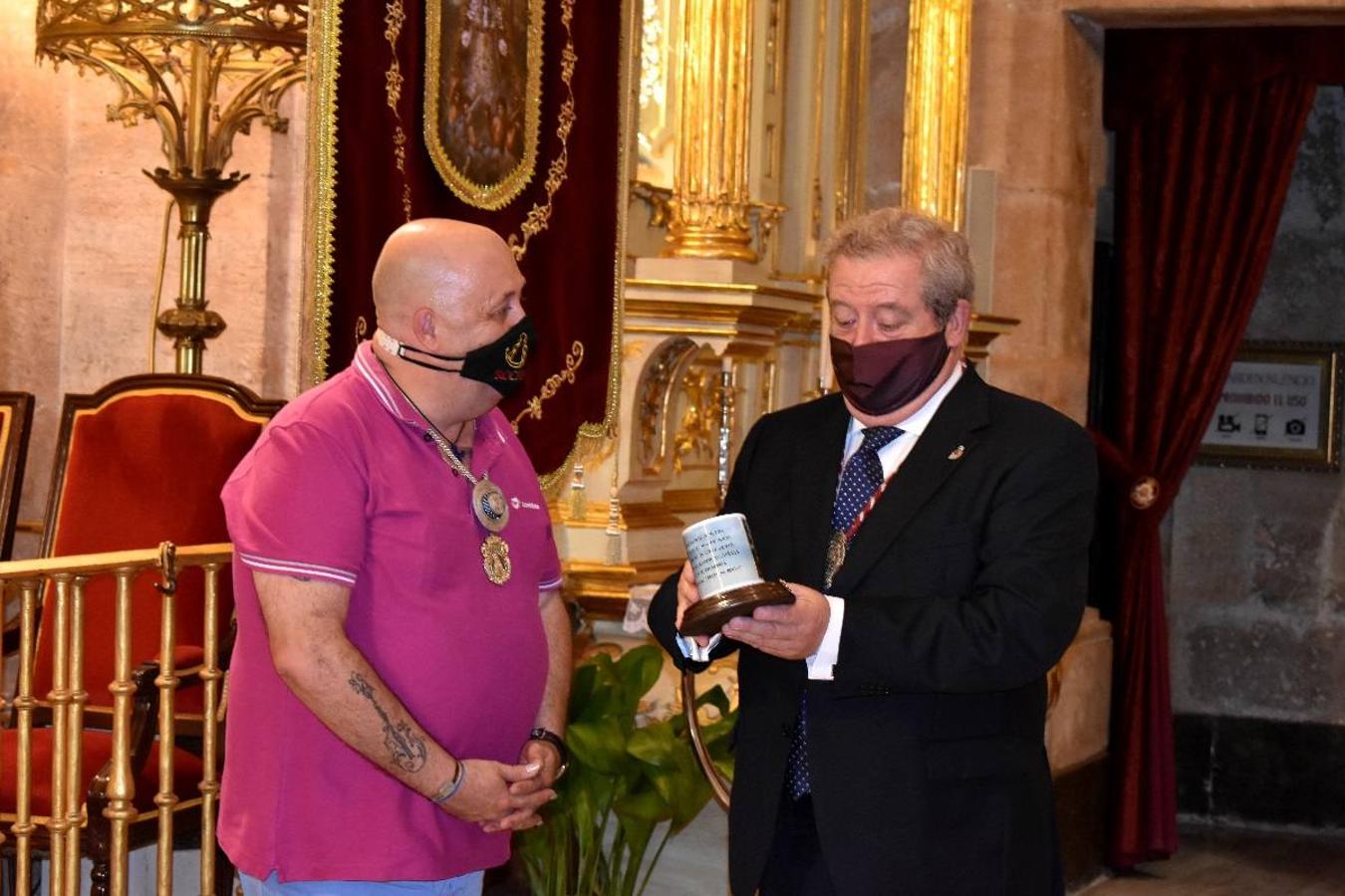 Un grupo de peregrinos de Las Gabias (Granada) llegó en la tarde del pasado domingo a la basílica de la Vera Cruz de Caravaca. Tras tres años sin poder postrarse ante la Sagrada Reliquia han retomado la tradición de peregrinar a Caravaca que iniciaron hace casi 20 años. El coro rociero se encargó de acompañar con sus cantos a los peregrinos. Al finalizar la ecuaristía, hubo intercambio de regalos entre los peregrinos y la Cofradía de la Vera Cruz. 