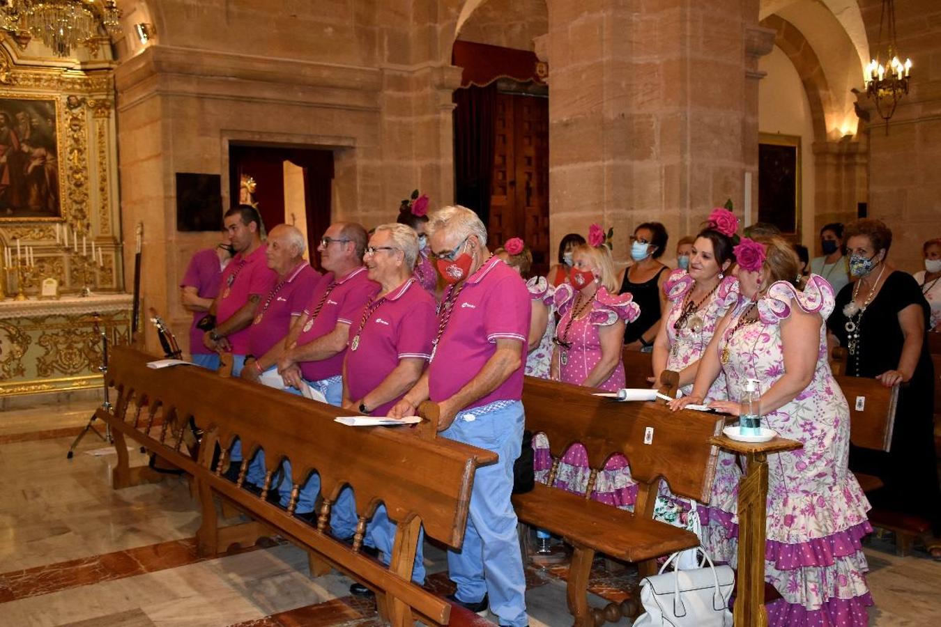 Un grupo de peregrinos de Las Gabias (Granada) llegó en la tarde del pasado domingo a la basílica de la Vera Cruz de Caravaca. Tras tres años sin poder postrarse ante la Sagrada Reliquia han retomado la tradición de peregrinar a Caravaca que iniciaron hace casi 20 años. El coro rociero se encargó de acompañar con sus cantos a los peregrinos. Al finalizar la ecuaristía, hubo intercambio de regalos entre los peregrinos y la Cofradía de la Vera Cruz. 