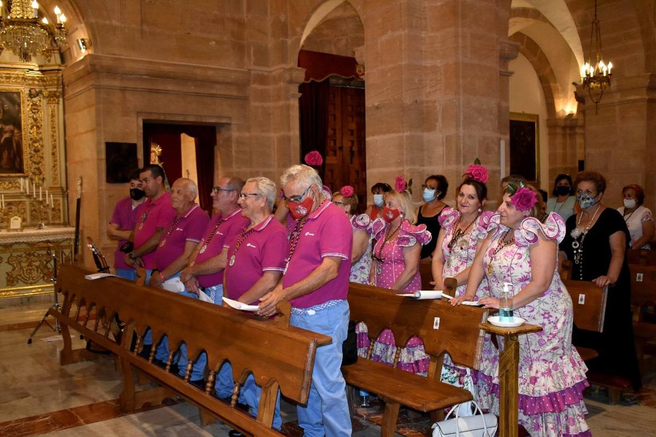 Un grupo de peregrinos de Las Gabias (Granada) llegó en la tarde del pasado domingo a la basílica de la Vera Cruz de Caravaca. Tras tres años sin poder postrarse ante la Sagrada Reliquia han retomado la tradición de peregrinar a Caravaca que iniciaron hace casi 20 años. El coro rociero se encargó de acompañar con sus cantos a los peregrinos. Al finalizar la ecuaristía, hubo intercambio de regalos entre los peregrinos y la Cofradía de la Vera Cruz. 