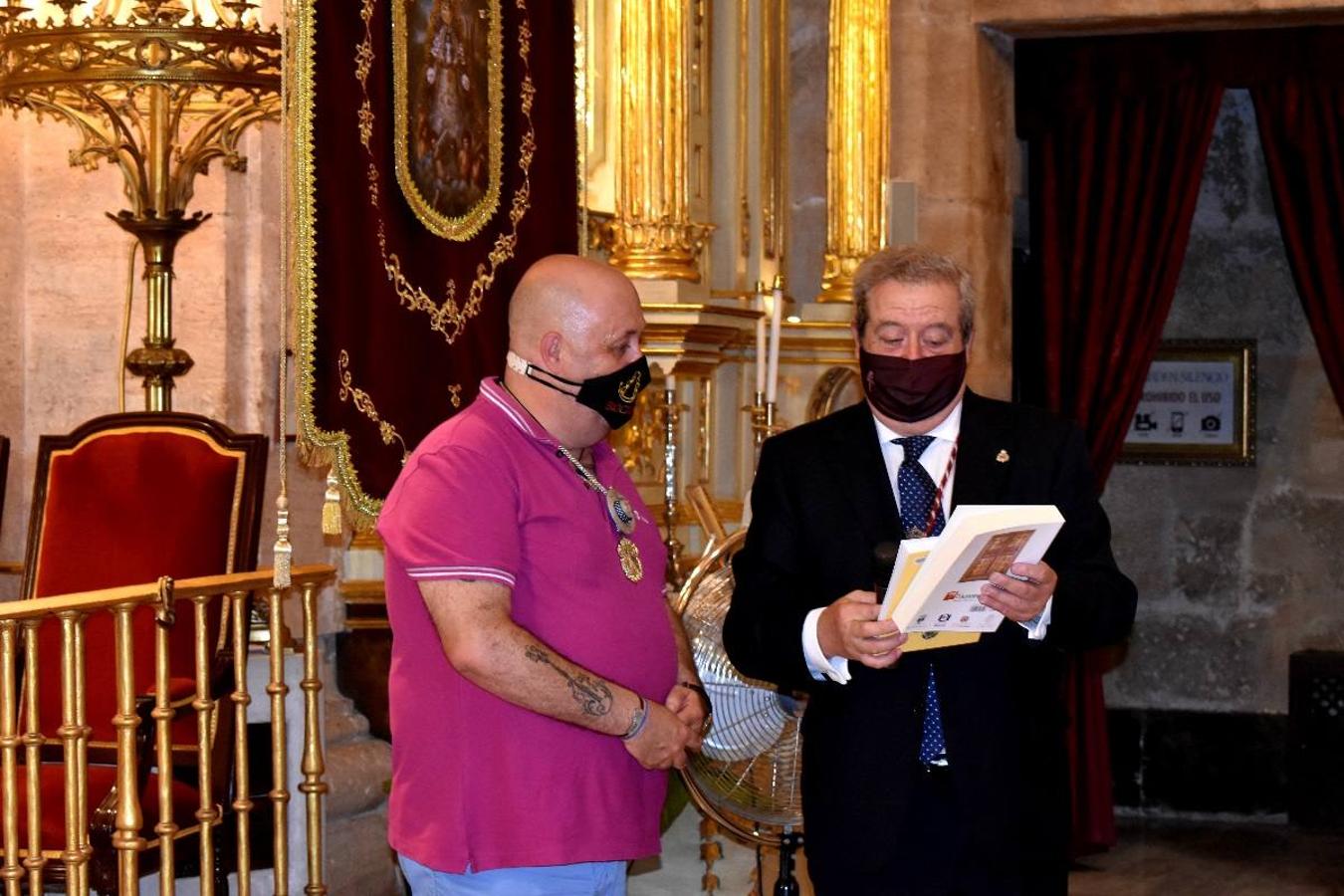 Un grupo de peregrinos de Las Gabias (Granada) llegó en la tarde del pasado domingo a la basílica de la Vera Cruz de Caravaca. Tras tres años sin poder postrarse ante la Sagrada Reliquia han retomado la tradición de peregrinar a Caravaca que iniciaron hace casi 20 años. El coro rociero se encargó de acompañar con sus cantos a los peregrinos. Al finalizar la ecuaristía, hubo intercambio de regalos entre los peregrinos y la Cofradía de la Vera Cruz. 