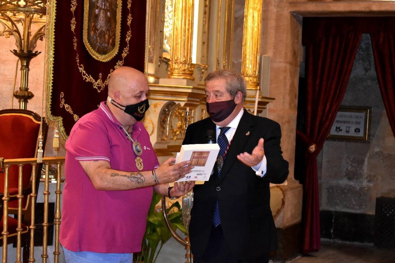 Un grupo de peregrinos de Las Gabias (Granada) llegó en la tarde del pasado domingo a la basílica de la Vera Cruz de Caravaca. Tras tres años sin poder postrarse ante la Sagrada Reliquia han retomado la tradición de peregrinar a Caravaca que iniciaron hace casi 20 años. El coro rociero se encargó de acompañar con sus cantos a los peregrinos. Al finalizar la ecuaristía, hubo intercambio de regalos entre los peregrinos y la Cofradía de la Vera Cruz. 