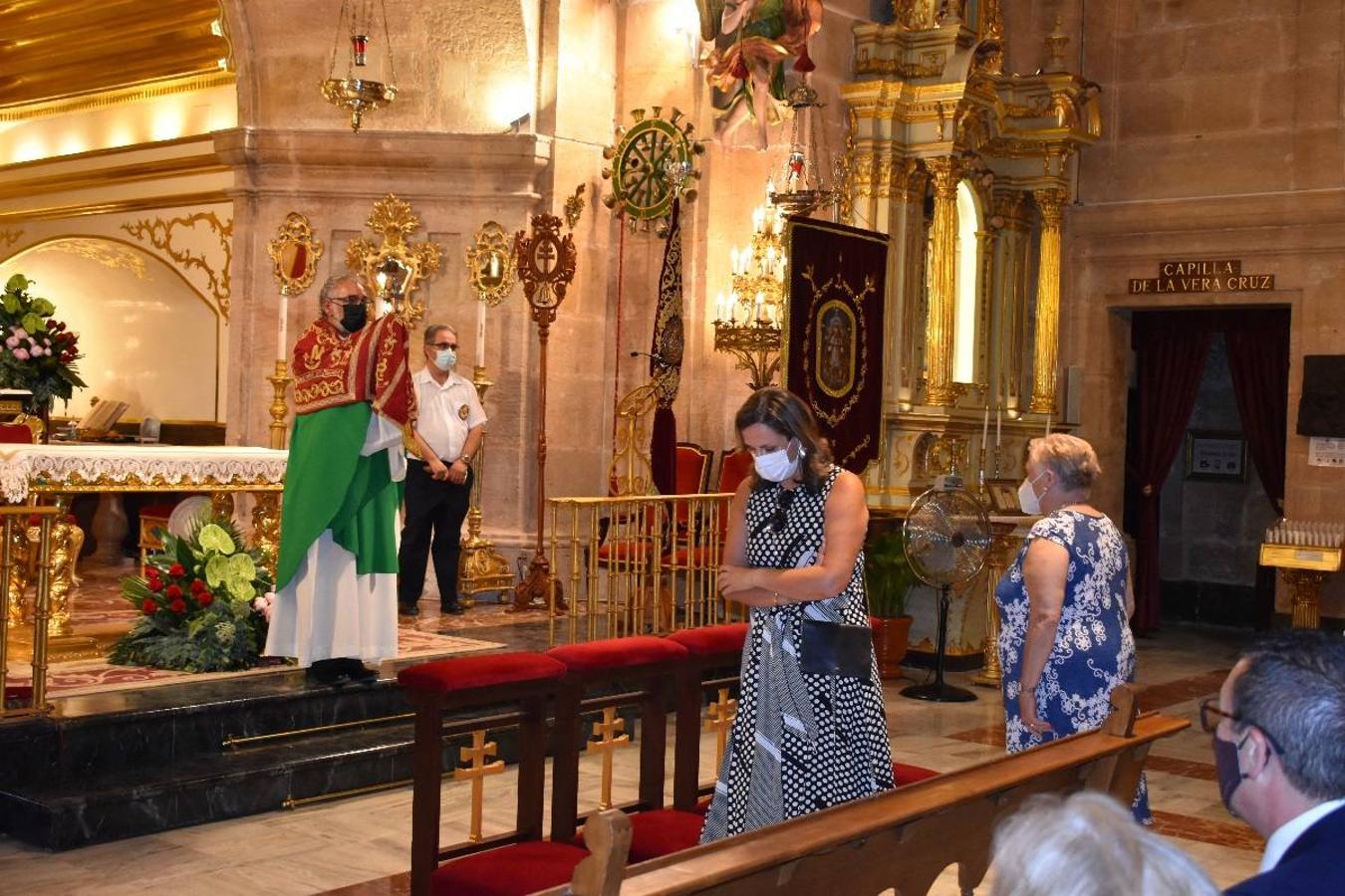 Un grupo de peregrinos de Las Gabias (Granada) llegó en la tarde del pasado domingo a la basílica de la Vera Cruz de Caravaca. Tras tres años sin poder postrarse ante la Sagrada Reliquia han retomado la tradición de peregrinar a Caravaca que iniciaron hace casi 20 años. El coro rociero se encargó de acompañar con sus cantos a los peregrinos. Al finalizar la ecuaristía, hubo intercambio de regalos entre los peregrinos y la Cofradía de la Vera Cruz. 