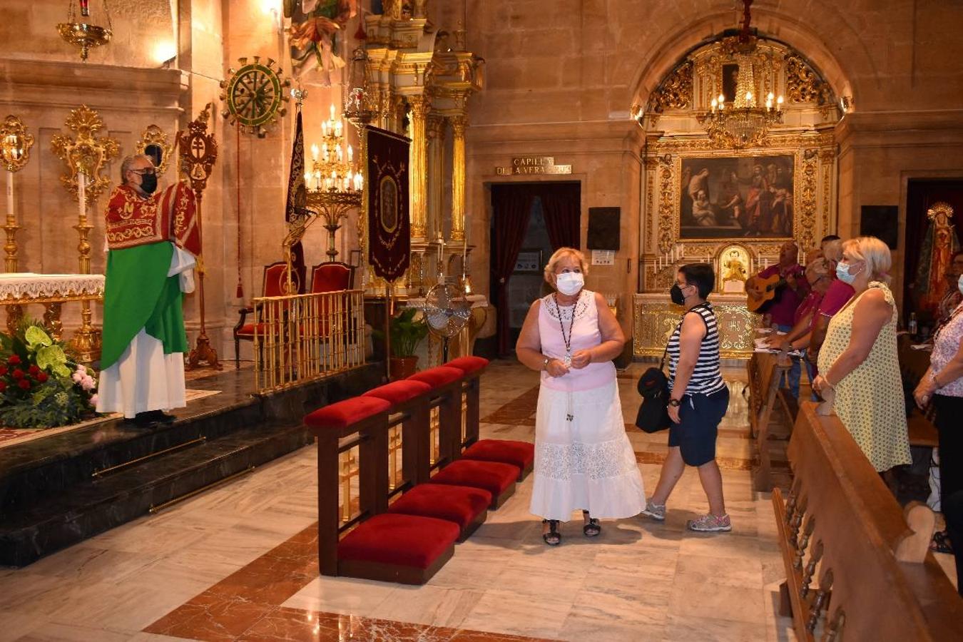 Un grupo de peregrinos de Las Gabias (Granada) llegó en la tarde del pasado domingo a la basílica de la Vera Cruz de Caravaca. Tras tres años sin poder postrarse ante la Sagrada Reliquia han retomado la tradición de peregrinar a Caravaca que iniciaron hace casi 20 años. El coro rociero se encargó de acompañar con sus cantos a los peregrinos. Al finalizar la ecuaristía, hubo intercambio de regalos entre los peregrinos y la Cofradía de la Vera Cruz. 