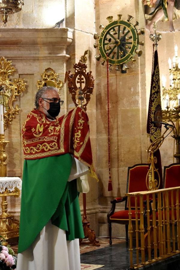 Un grupo de peregrinos de Las Gabias (Granada) llegó en la tarde del pasado domingo a la basílica de la Vera Cruz de Caravaca. Tras tres años sin poder postrarse ante la Sagrada Reliquia han retomado la tradición de peregrinar a Caravaca que iniciaron hace casi 20 años. El coro rociero se encargó de acompañar con sus cantos a los peregrinos. Al finalizar la ecuaristía, hubo intercambio de regalos entre los peregrinos y la Cofradía de la Vera Cruz. 