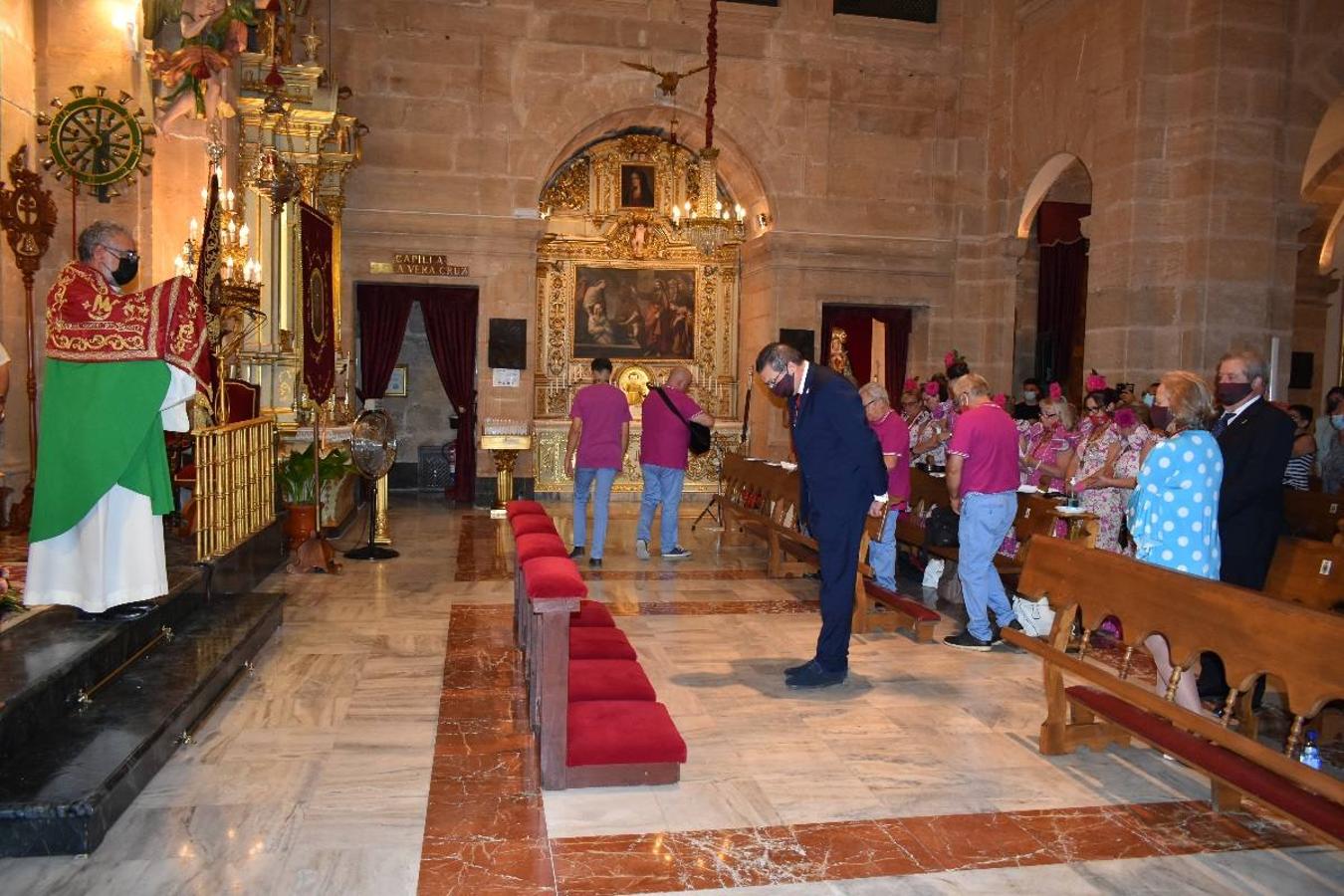 Un grupo de peregrinos de Las Gabias (Granada) llegó en la tarde del pasado domingo a la basílica de la Vera Cruz de Caravaca. Tras tres años sin poder postrarse ante la Sagrada Reliquia han retomado la tradición de peregrinar a Caravaca que iniciaron hace casi 20 años. El coro rociero se encargó de acompañar con sus cantos a los peregrinos. Al finalizar la ecuaristía, hubo intercambio de regalos entre los peregrinos y la Cofradía de la Vera Cruz. 