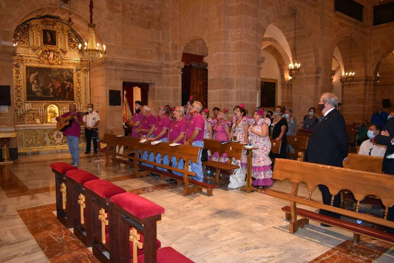 Un grupo de peregrinos de Las Gabias (Granada) llegó en la tarde del pasado domingo a la basílica de la Vera Cruz de Caravaca. Tras tres años sin poder postrarse ante la Sagrada Reliquia han retomado la tradición de peregrinar a Caravaca que iniciaron hace casi 20 años. El coro rociero se encargó de acompañar con sus cantos a los peregrinos. Al finalizar la ecuaristía, hubo intercambio de regalos entre los peregrinos y la Cofradía de la Vera Cruz. 