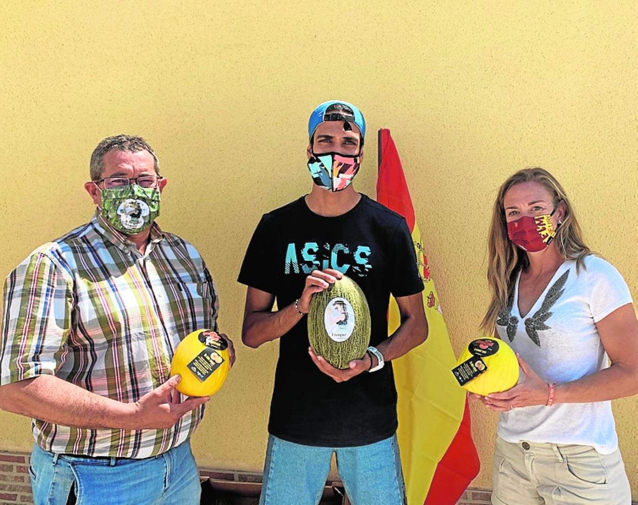 Mohamed Katir, en el centro, junto a miembros de El Monarca. 