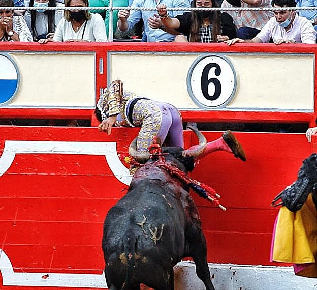 Paco Ureña sufrió una cogida