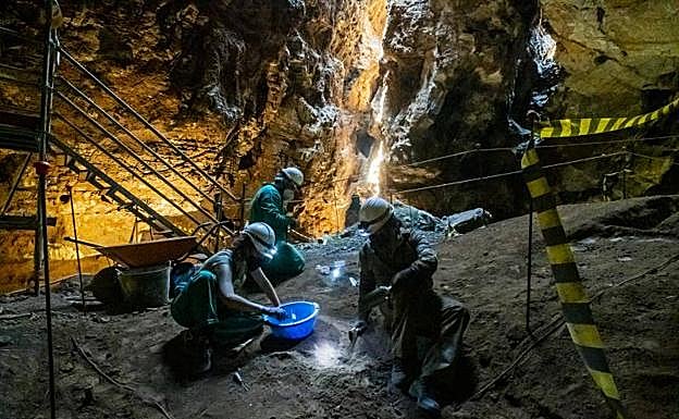 Tres investigadores de la Universidad de Barcelona, durante los trabajos en Cueva Victoria, el jueves.