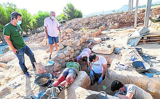 Los arqueólogos José Antonio Zapata y Rafael González guían a los alumnos en las excavaciones de Villaricos, el miércoles.