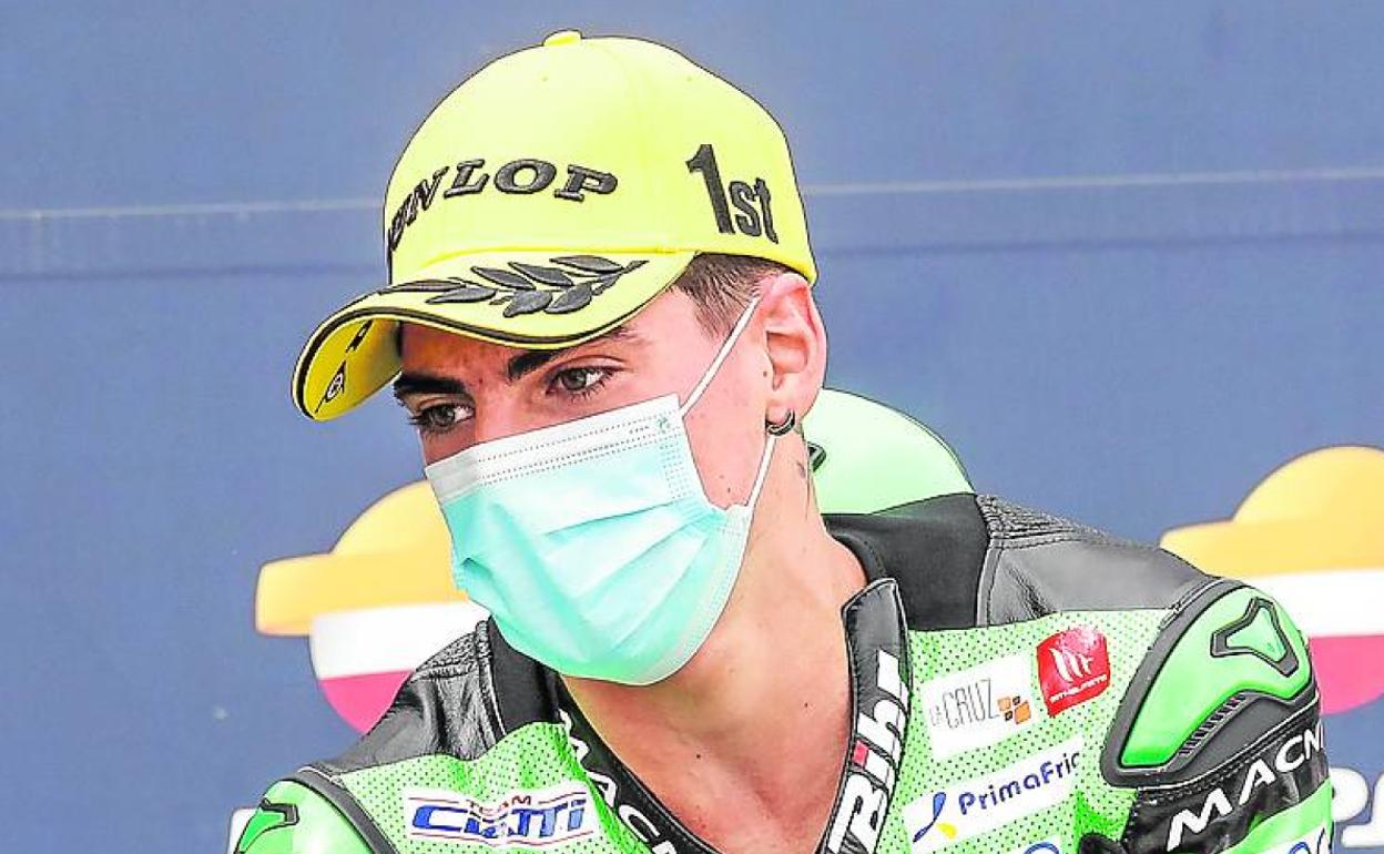 Fermín Aldeguer celebrando su victoria, ayer en el circuito de Alcañiz (Teruel) antes del trágico accidente de Hugo Millán. 